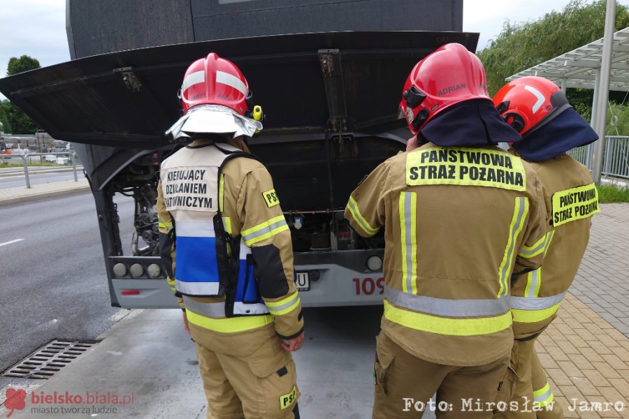 Pożar autobusu na ul. Cieszyńskiej. Pojazd zapalił się w trakcie jazdy - foto