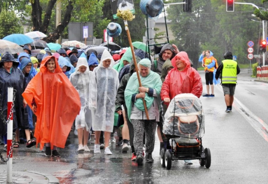 W strugach deszczu wyruszyli z Hałcnowa. Dziś w planach mają przejść 35 kilometrów - foto
