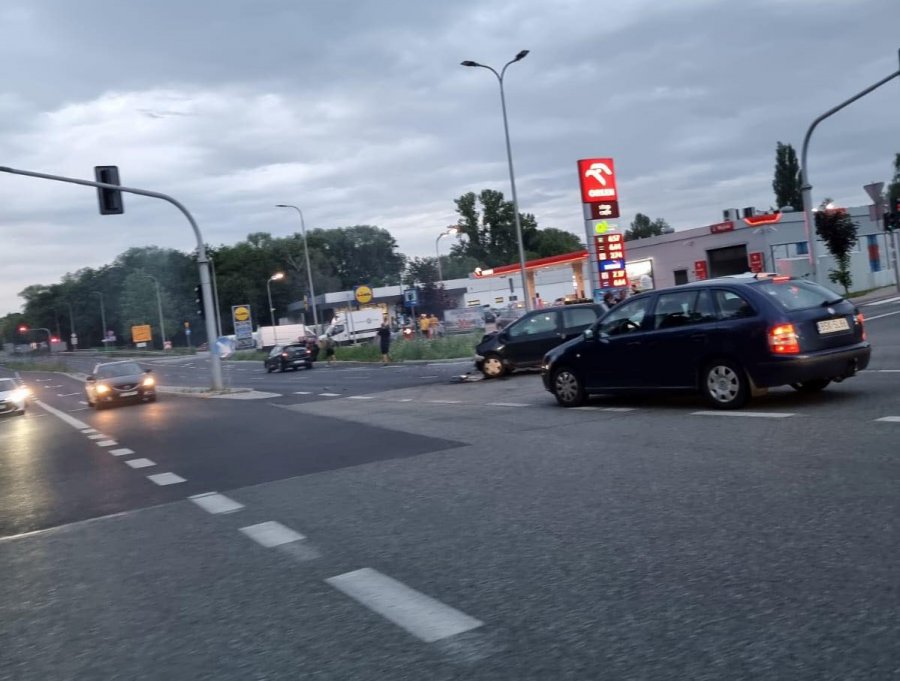 Zderzenie dwóch pojazdów na ul. Warszawskiej. Trzy osoby w szpitalu - foto