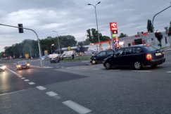 Zderzenie dwóch pojazdów na ul. Warszawskiej. Trzy osoby w szpitalu - foto