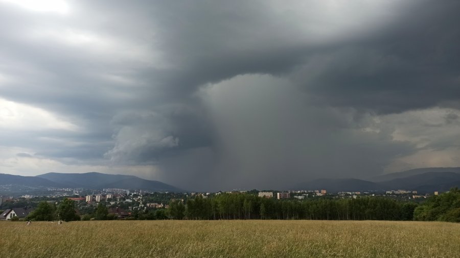 Trzeci, najwyższy stopień ostrzeżenia! Wiatr do 80 km/h, spadnie nawet 100 mm deszczu - foto