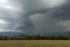 Trzeci, najwyższy stopień ostrzeżenia! Wiatr do 80 km/h, spadnie nawet 100 mm deszczu - foto