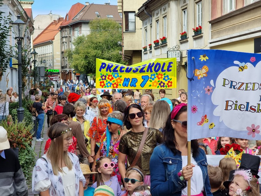 Kolorowa parada otworzyła Dni Bielska-Białej. Odsłonięto pomnik obok Reksia - foto