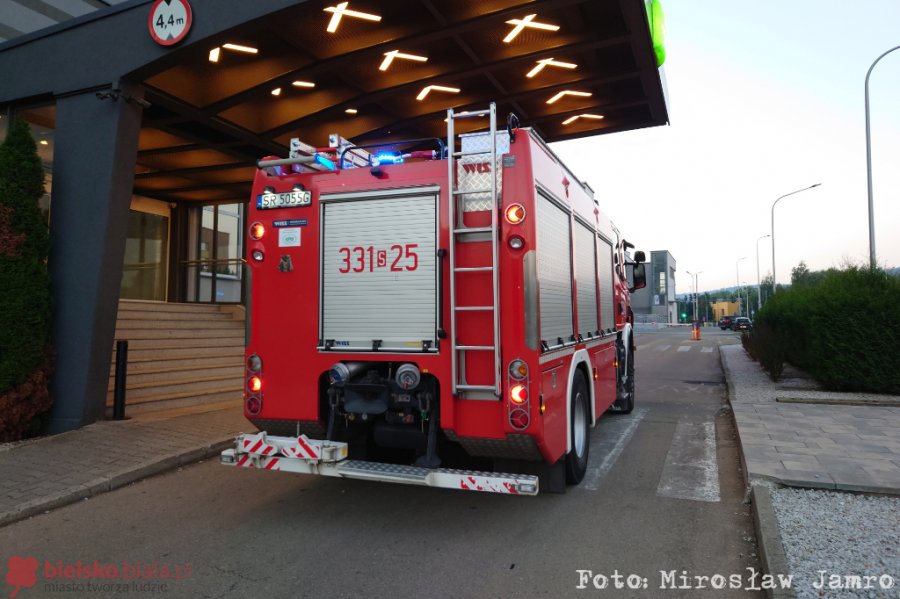 Poranna interwencja straży pożarnej w hotelu. Zadziałał system przeciwpożarowy - foto