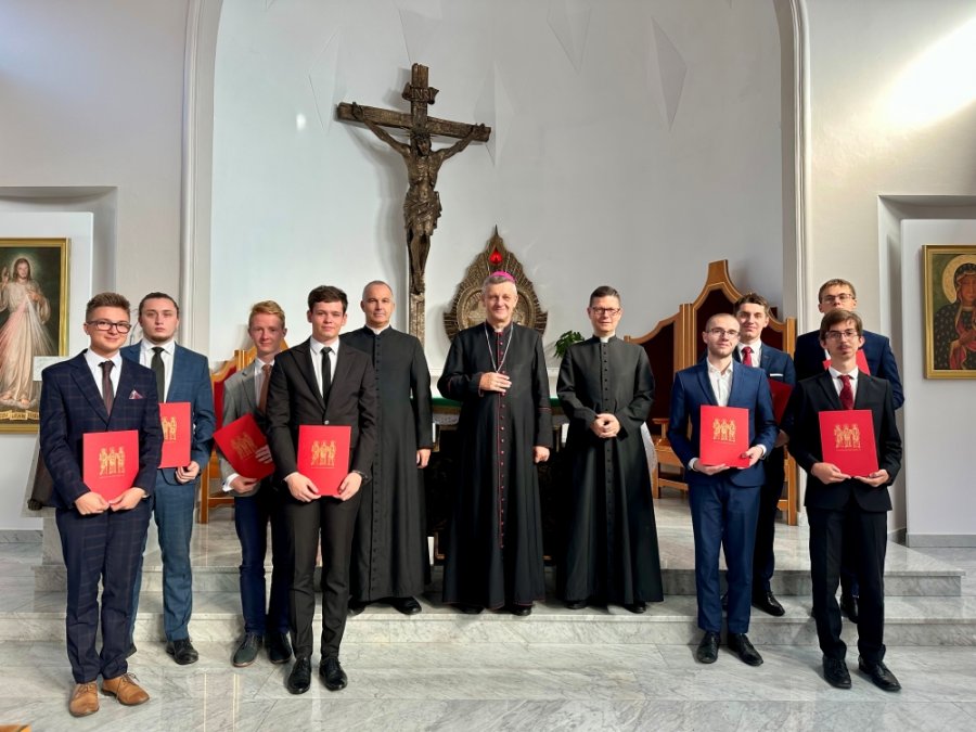 Ośmiu kandydatów. Otrzymali od biskupa potwierdzenie przyjęcia - foto