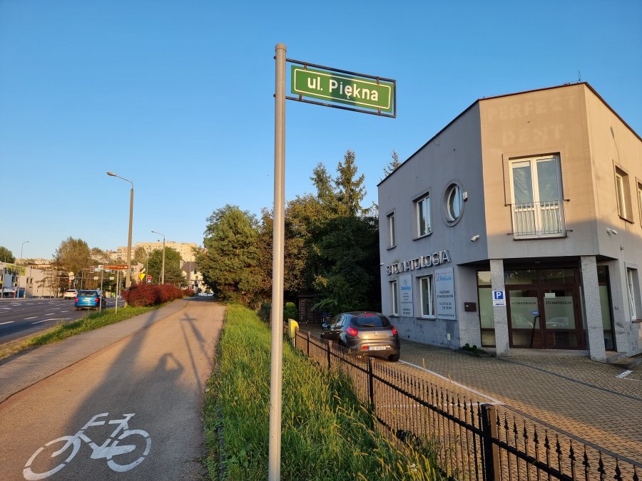 Zmiany organizacji na osiedlowej uliczce nie będzie. Mieszkańcy są wściekli - foto
