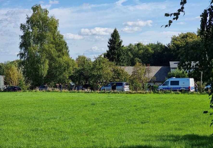 Policyjny pościg ulicami miasta. Ranny policjant opatrywany przez ratowników - foto