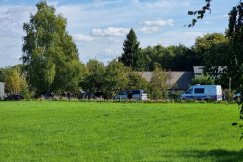 Policyjny pościg ulicami miasta. Ranny policjant opatrywany przez ratowników - foto