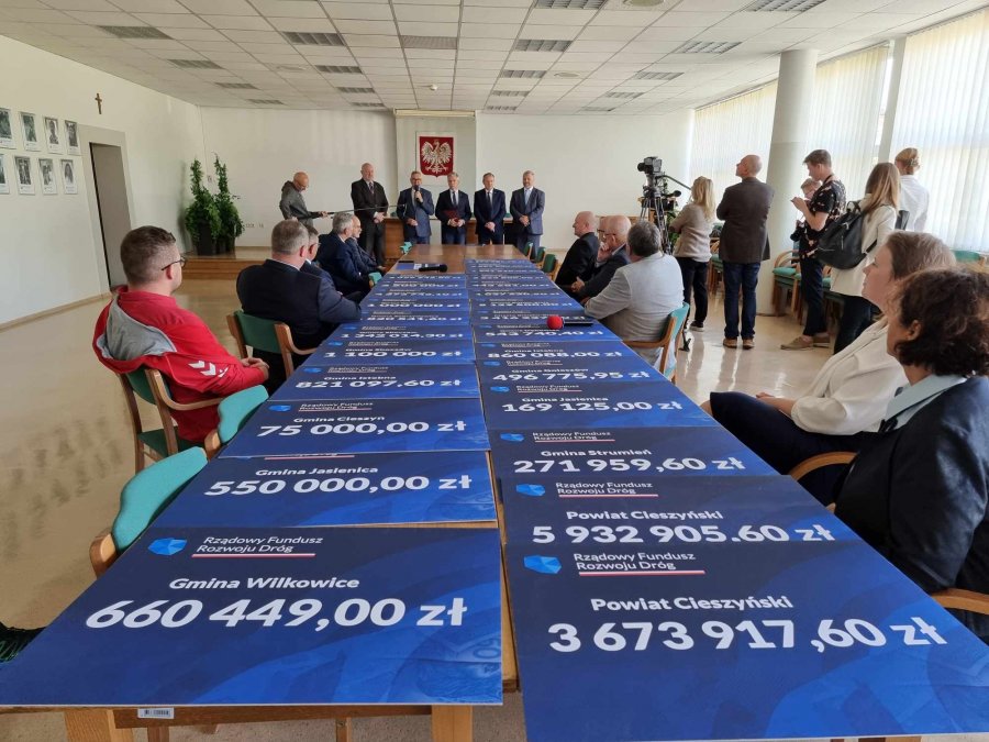 Konferencja PiS z udziałem obserwatorów OBWE. „Zamiast obrusów stół z milionami złotych” - foto