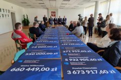 Konferencja PiS z udziałem obserwatorów OBWE. „Zamiast obrusów stół z milionami złotych” - foto