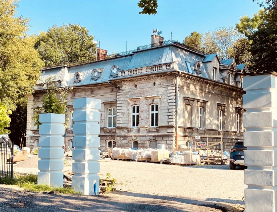 Był meliną dla bezdomnych. XIX-wieczny pałacyk kupił i rewitalizuje znany bielski biznesmen