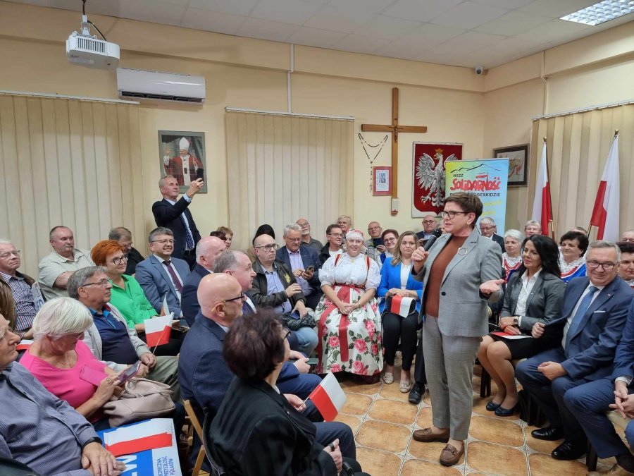 Beata Szydło w Bielsku-Białej. Przywitała ją pełna sala sympatyków PiS - foto