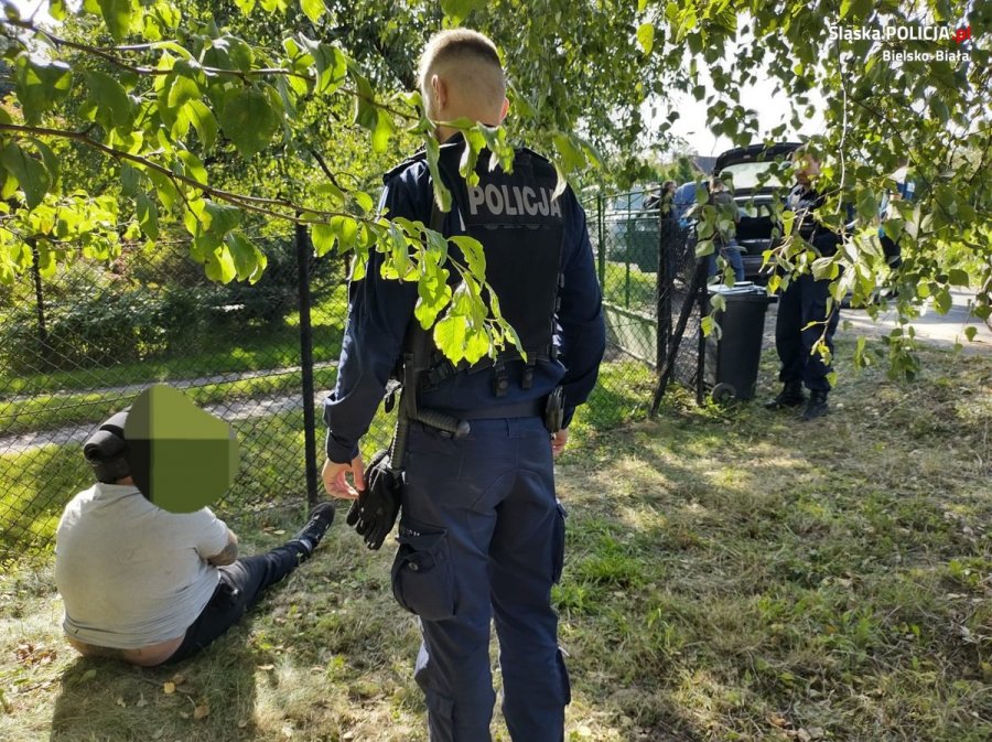 Ścigali złodzieja samochodów. Po zatrzymaniu napuścił psa na policjanta - foto