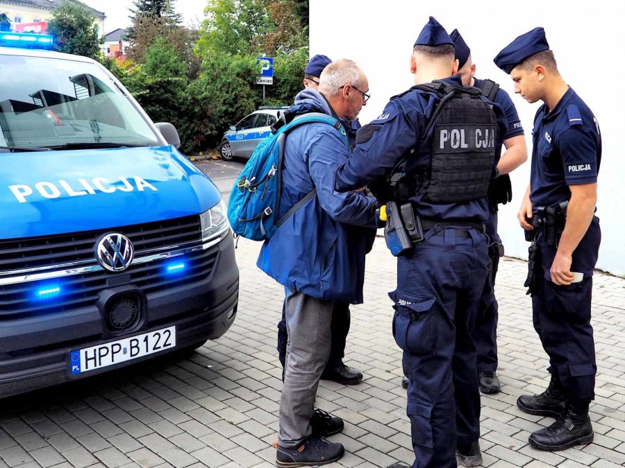 Trzy radiowozy wysłane do uczestników wycieczki. Sygnalista myślał, że agitują - foto
