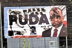 Policja na tropie złodzieja, który ukradł baner ministra. Wyborcza zabawa w ciuciubabkę