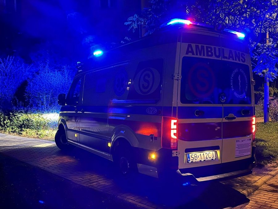 Poważny wypadek na terenie zakładu. Ranny pracownik przewieziony do szpitala