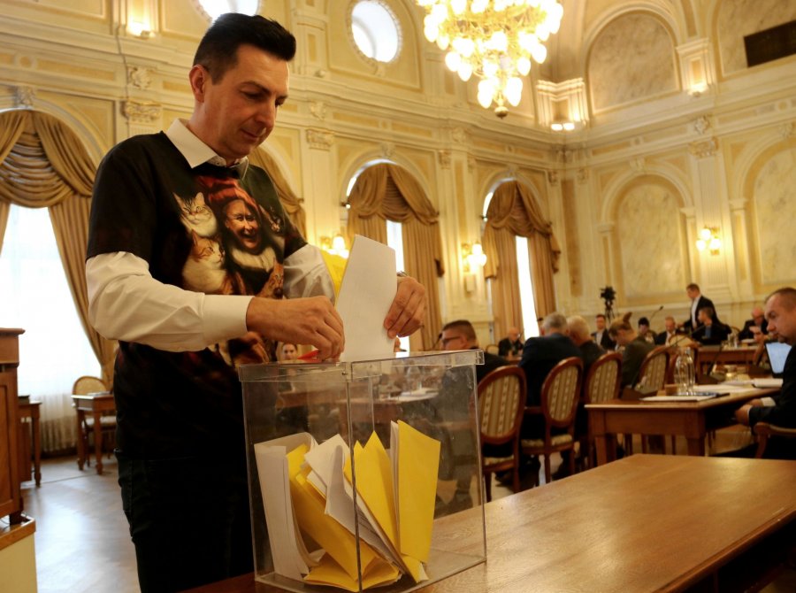 Radny mówi o pojednaniu narodu. Na sesję przyszedł w prowokującej koszulce - foto