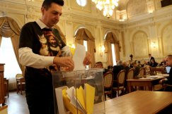 Radny mówi o pojednaniu narodu. Na sesję przyszedł w prowokującej koszulce - foto