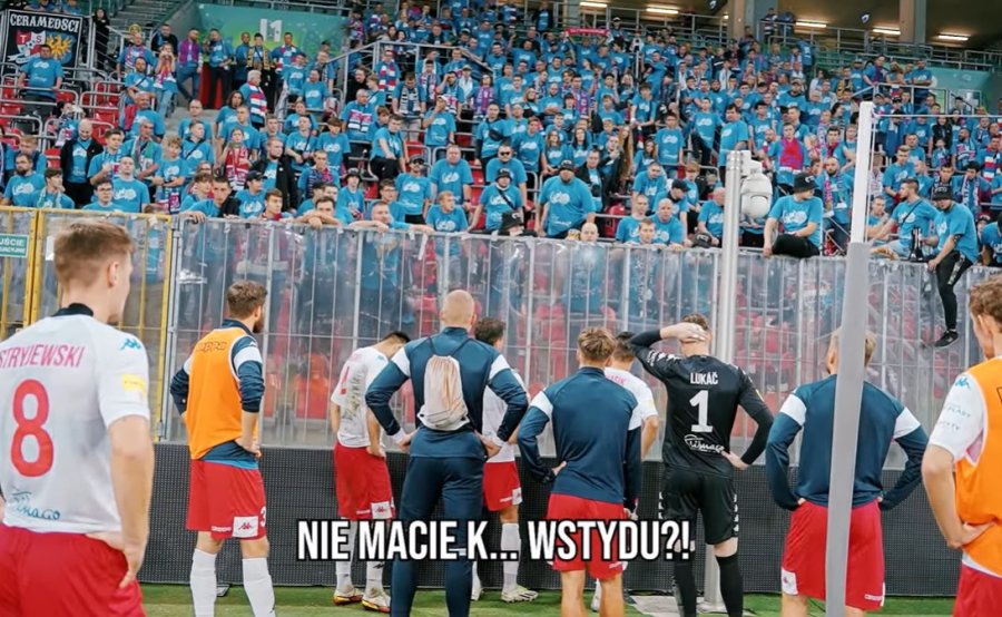 Gorąca rozmowa pod sektorem. „Ściągać koszulki, nie zasługujecie na te barwy” - film