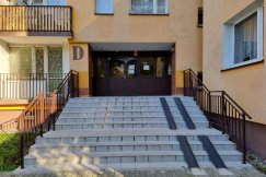 Awantura o przebudowane schody. Prezes radzi zamontować kraty - foto