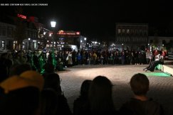 Kultura wyszła do ludzi. Spektakl uliczny na zmodernizowanym placu - foto
