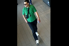Wyjął z samochodu torbę z iPhonem. Rozpoznajesz tego mężczyznę? - foto