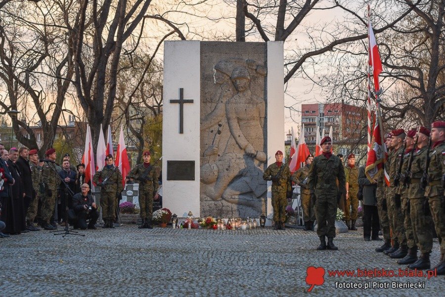 Msza za Ojczyznę i apel pamięci. Wcześniej śpiewanie hymnu i wojskowa grochówka