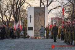 Msza za Ojczyznę i apel pamięci. Wcześniej śpiewanie hymnu i wojskowa grochówka