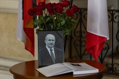 Prezydent dziękuje zmarłemu poprzednikowi. Wyłożono księgę kondolencyjną