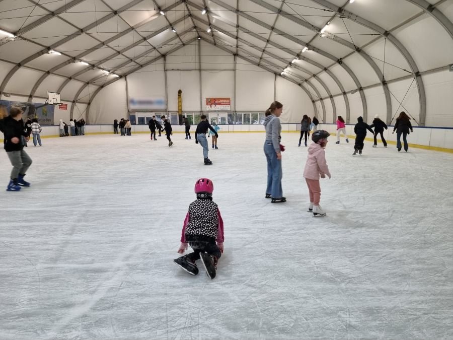 Łyżwiarze już śmigają, jutro dodatkowe atrakcje. Jaka muzyka ma umilać jazdę? - foto