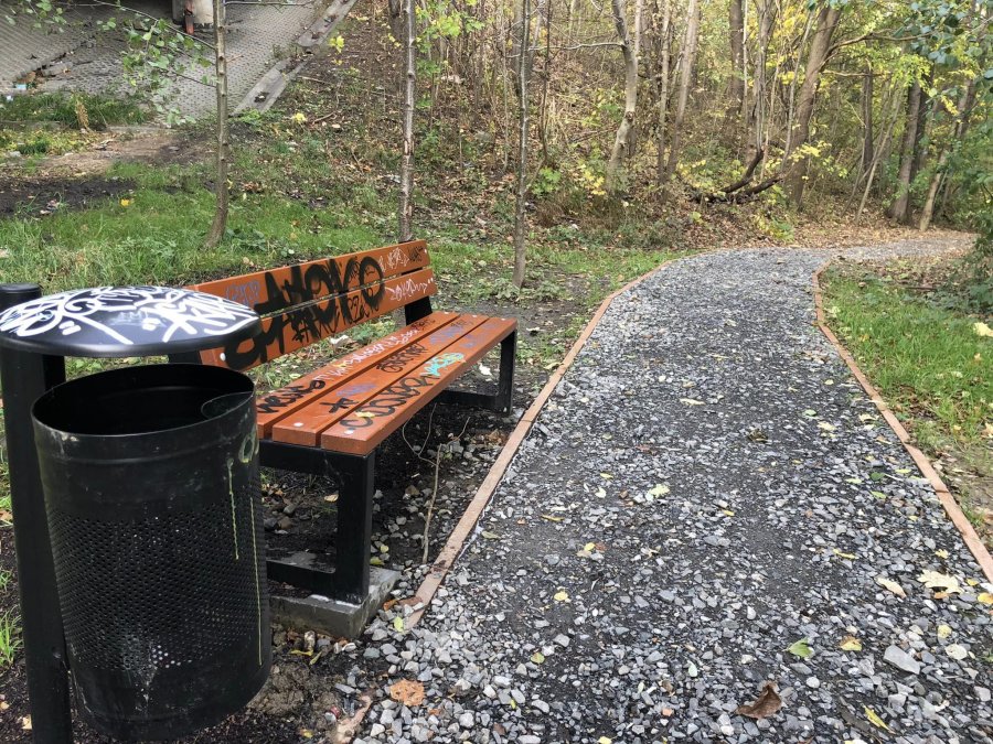 Wandale zniszczyli niedawno oddany „leśny zakątek”. Kto za to zapłaci? - foto
