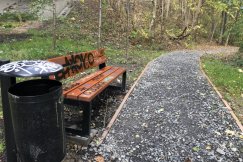 Wandale zniszczyli niedawno oddany „leśny zakątek”. Kto za to zapłaci? - foto