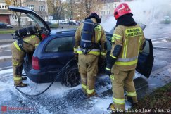Pożar auta na ul. Partyzantów. Samochód zapalił się w trakcie jazdy - foto