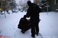 Mężczyzna leżał w śniegu. Wezwano policję i pogotowie, pomoc przyszła na czas - foto