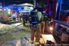 Pożar w budynku, doszczętnie spłonęła kuchnia. Ratownicy ewakuowali dwie osoby - foto