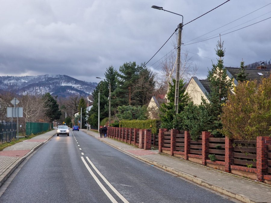 Obiecali, lecz nie dokończyli. Kierowcy lubią gnać na wyremontowanej ulicy - foto