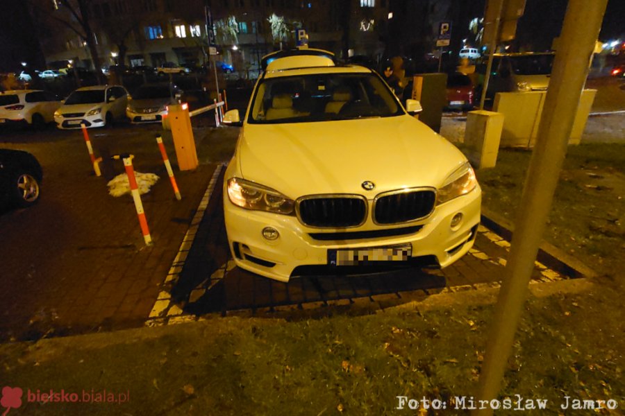 Zaparkował swoje BMW na kopercie i poszedł na jarmark. Zareagował strażnik - foto