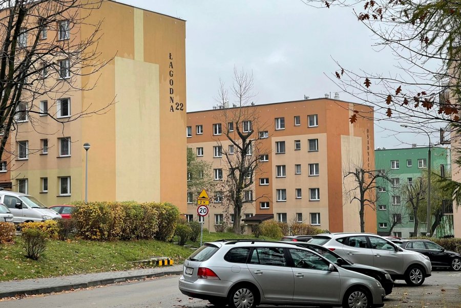 Problem z parkowaniem na osiedlu. Spółdzielnia chce kupić albo wydzierżawić działkę