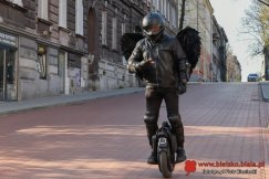 Komu przeszkadza „Czarny Anioł”? Poszukiwany mężczyzna zniszczył mu sprzęt