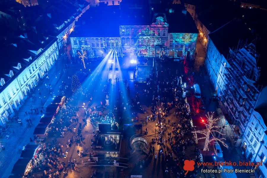 Radny i restauratorzy krytykują część świątecznej imprezy. „Stypa na Starówce” - foto