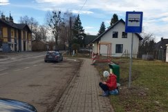 Utworzyli przystanek, kierowcy parkują w zatoce. Za szybą zostawili im wezwania - foto