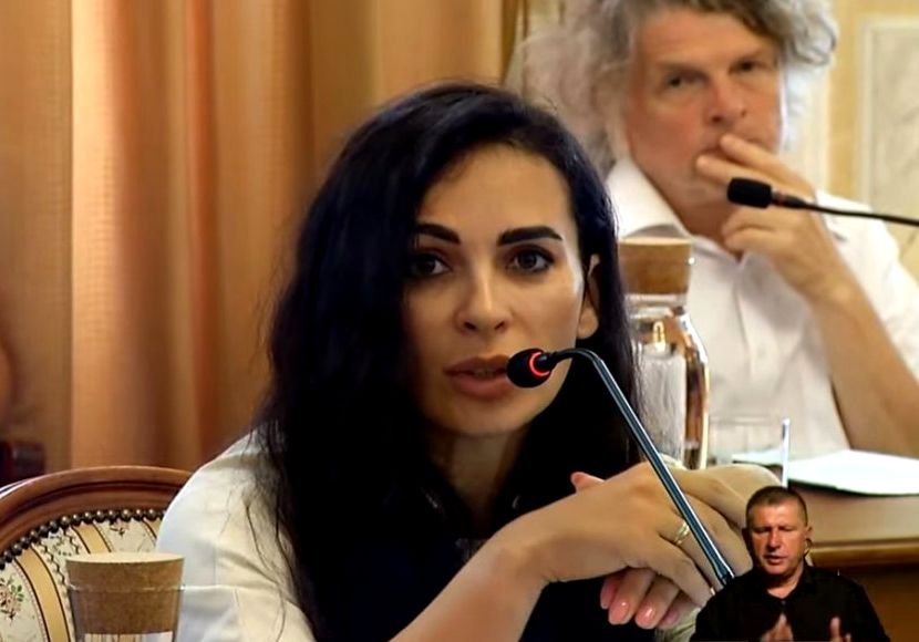 Radna wyjaśnia powód nieobecności. Składała zeznania, ale była obok sali sesyjnej