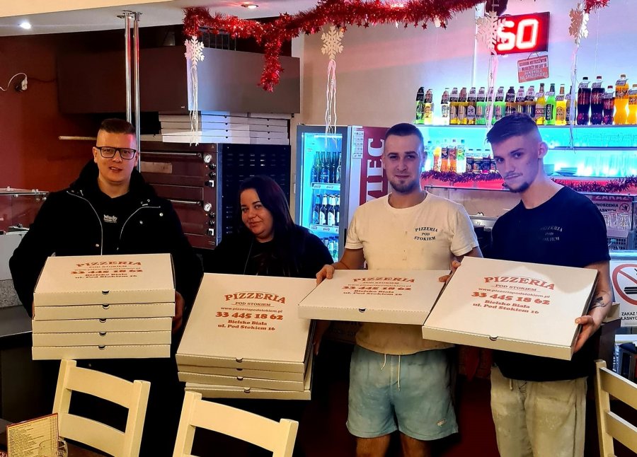 Piękny gest przed świętami. Rozwieźli wiele „placków” do bezdomnych i potrzebujących - foto