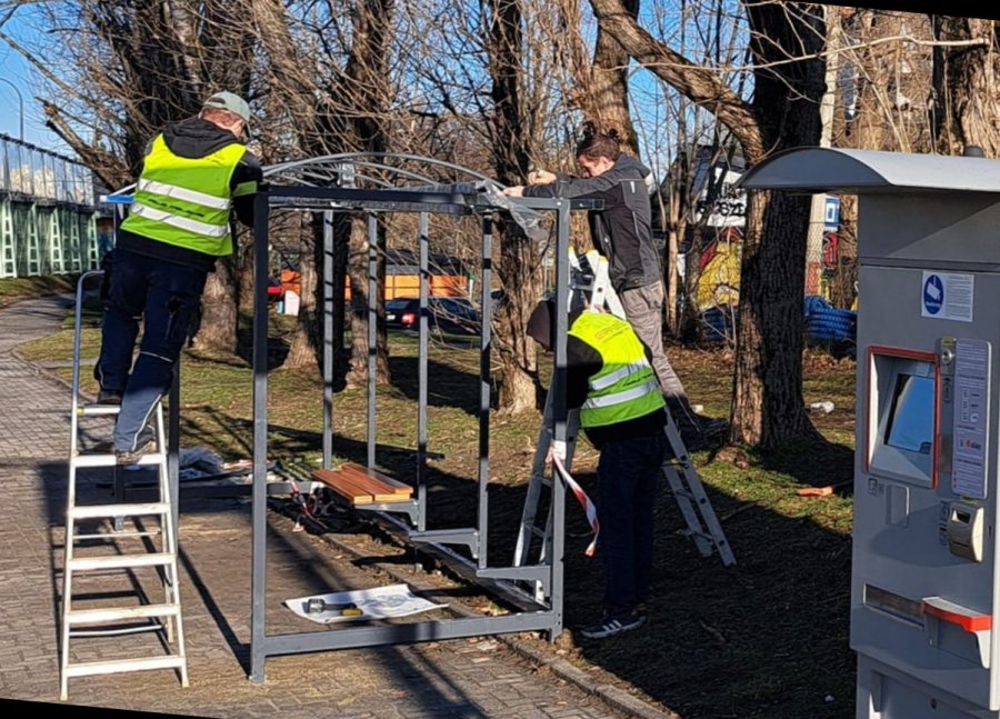 Spóźniony prezent na osiedlu. Cztery miesiące czekali na nową wiatę - foto