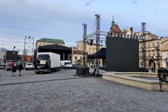 Scena już stoi, ale jest jeszcze coś. O której godzinie zagra Dawid Kwiatkowski? - foto