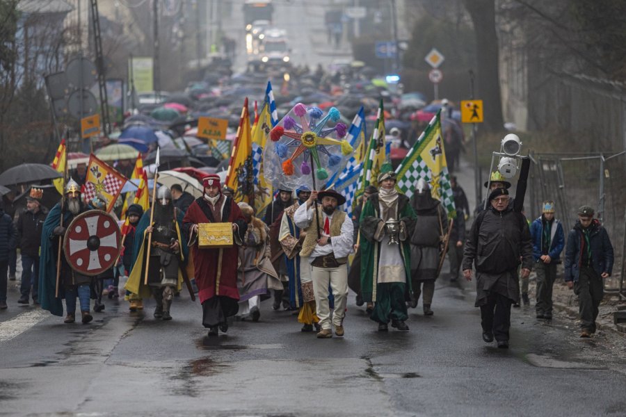 Orszak w strugach deszczu. Wśród tłumu biskup z prezydentem i radnymi - foto