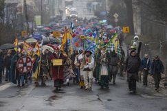 Orszak w strugach deszczu. Wśród tłumu biskup z prezydentem i radnymi - foto