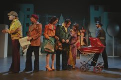 Kultowa komedia na deskach teatru. Doskonała scenografia i lokalne akcenty - foto