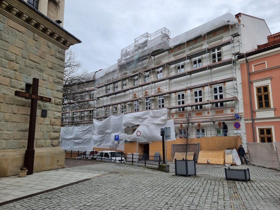 Zabytek na placu przechodzi remont. Od wielu lat znajduje się tu bursa dla dziewcząt - foto