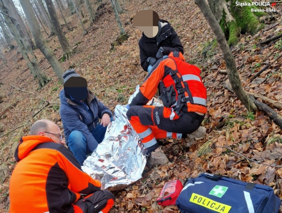Złamała nogę na szlaku. 60-latkę na górskim szlaku odnaleźli policjanci - foto